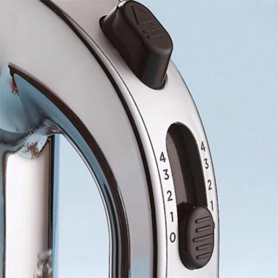 Close-up van de bedieningsknoppen van een chrome Dualit handmixer met snelheidsinstellingen 0-4.