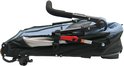 Gevouwen blauwe hondenbuggy met zwarte accenten en een rode sluiting.