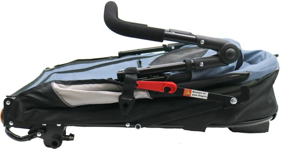 Gevouwen blauwe hondenbuggy met zwarte accenten en een rode sluiting.