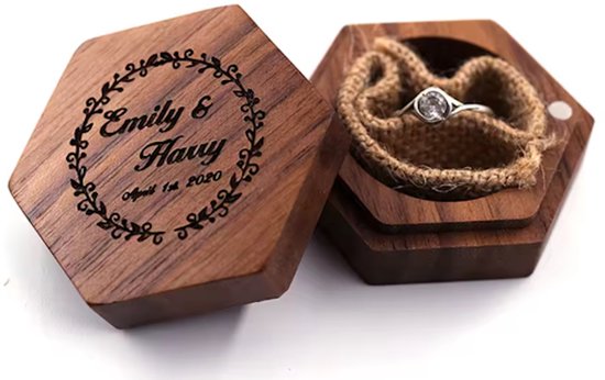 Houten zeshoekige ringendoos met gravure 'Emily & Harry April 1st 2020' en een ring met steen.