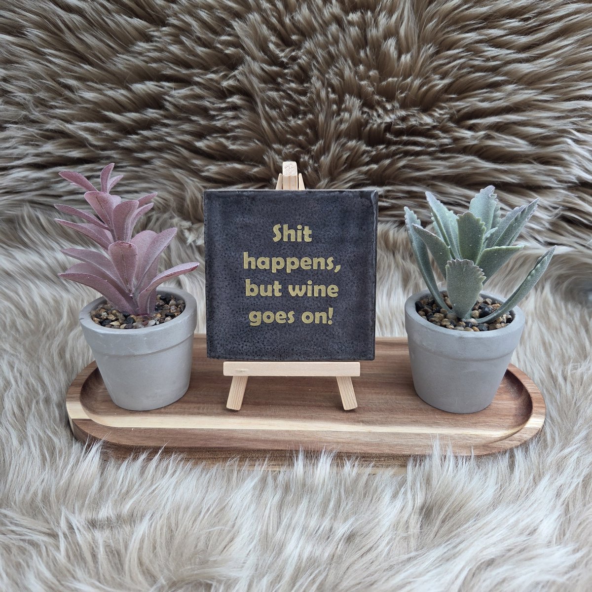Robuust Wenstegeltje – Shit Happens, But Wine Goes On! – 10x10 cm – Grappige Wanddecoratie – Cadeau voor Wijnliefhebber, Collega, Vriendin, Jezelf of Zomaar – Trendy nu – Decoratief Tegeltje met Standaard – Cadeau Idee