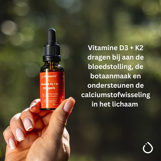 Een hand houdt een flesje Vitamine D3 + K2 druppels vast. Tekst: Vitamine D3 + K2 dragen bij aan de bloedstolling, de botaanmaak en ondersteunen de calciumstofwisseling in het lichaam.