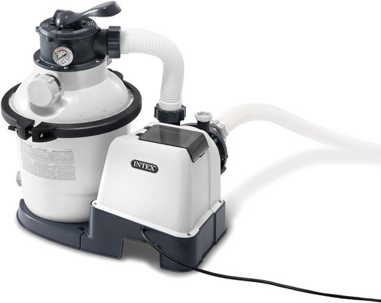 Intex zandfilterpomp met witte tank, grijze motorunit en witte slang. Een zwarte stroomkabel is zichtbaar.