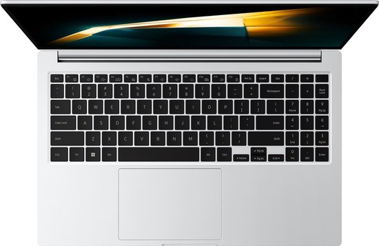 Bovenaanzicht van een open, zilverkleurige Samsung laptop met een toetsenbord en touchpad.