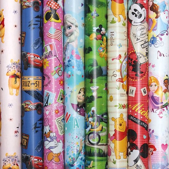Verschillende rollen Disney cadeaupapier met afbeeldingen van Cars, Minnie Mouse, Winnie de Poeh, Frozen en Mickey Mouse.