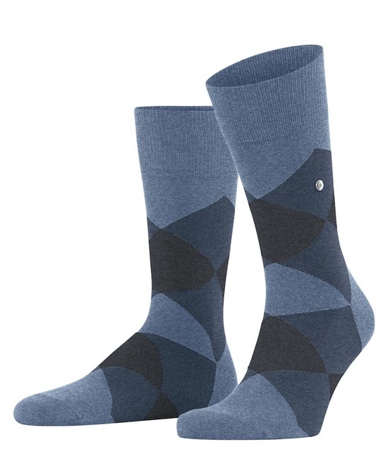 Blauwe sokken met ruitpatroon in donkerblauw en grijs.