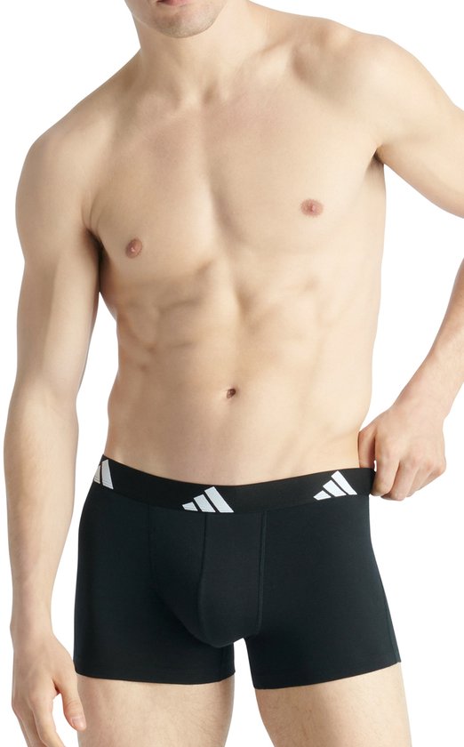 Zwarte boxer met elastische band met Adidas logo's.