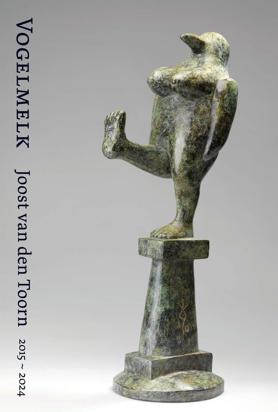 Bronzen beeld van een vogel op een sokkel, met verweerde groene patina.