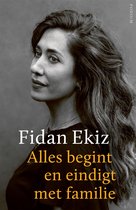 Zwart-wit portret van Fidan Ekiz, met de tekst "Fidan Ekiz Alles begint en eindigt met familie".