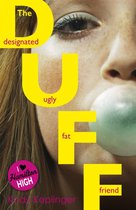 Een meisje met een grote kauwgombel in haar mond. Gele letters met de tekst 'The designated DUFF ugly fat friend' staan over het gezicht.