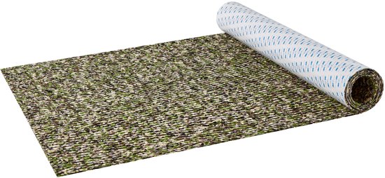 Un rouleau de revêtement de sol de bateau à motif camouflage vert, blanc et brun, avec le film protecteur bleu adhésif visible.