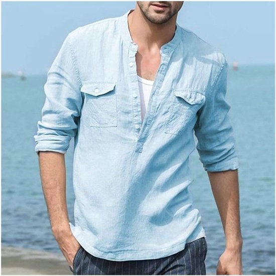 Man met lichtblauwe katoenen henley blouse, met opgerolde mouwen en twee borstzakken, draagt een wit ondershirt.