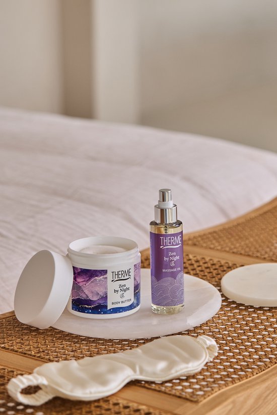 Therme Zen by Night Body Butter pot en Massage Olie spray op marmeren schaal met slaapmasker.