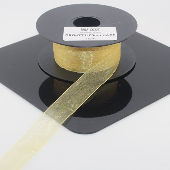 Een rol goudkleurig organzalint van 45 meter met een breedte van 25 mm.