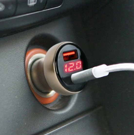 Gouden autolader met rode digitale weergave '12.0' en grijze kabel.