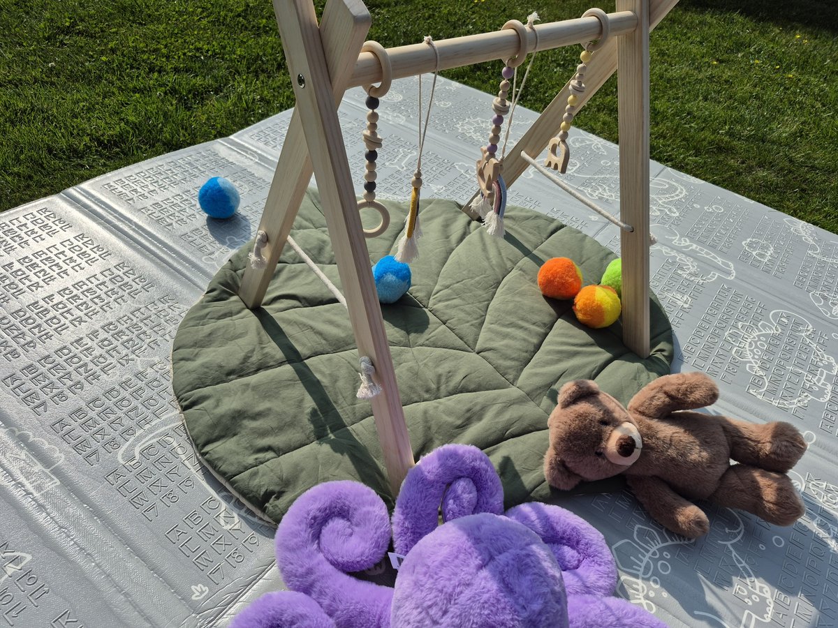 babygym hout incl. 5 speeltjes + dubbelzijdige speelmat – houten Speelboog Baby – Stevige constructie & inklapbaar — afbeelding 2