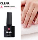 Close-up van handen met BIAB nagellak in de kleur 'Clear'. Flesje BIAB 'Clear' nagellak ernaast.