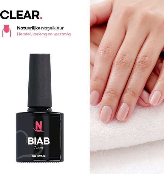 Close-up van handen met BIAB nagellak in de kleur 'Clear'. Flesje BIAB 'Clear' nagellak ernaast.