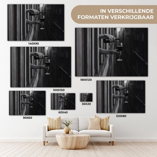 Zwart-wit canvas van schenkende wijn, verkrijgbaar in diverse formaten voor wanddecoratie.