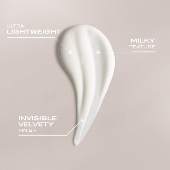 Een veeg ultra-lichtgewicht, melkachtige, fluweelzachte witte lotion op een zachtroze achtergrond.