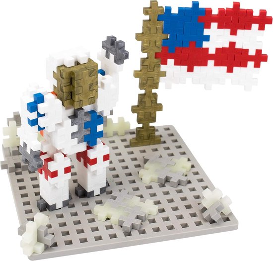 Plus-Plus astronaut op de maan bij een Amerikaanse vlag, gebouwd op een grijze ondergrond.
