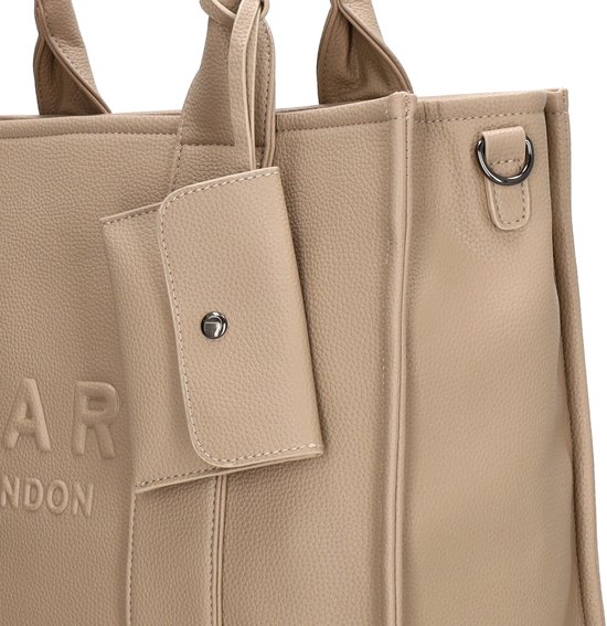 Beige handtas met label 'CHARM LONDON' en een apart vakje met drukknoop.