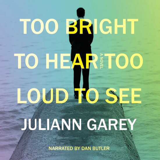 Boekomslag: "Too Bright To Hear, Too Loud To See" door Juliann Garey. Man in pak op pier. "Too Bright To Hear, Too Loud To See", "Juliann Garey", "Narrated by Dan Butler".