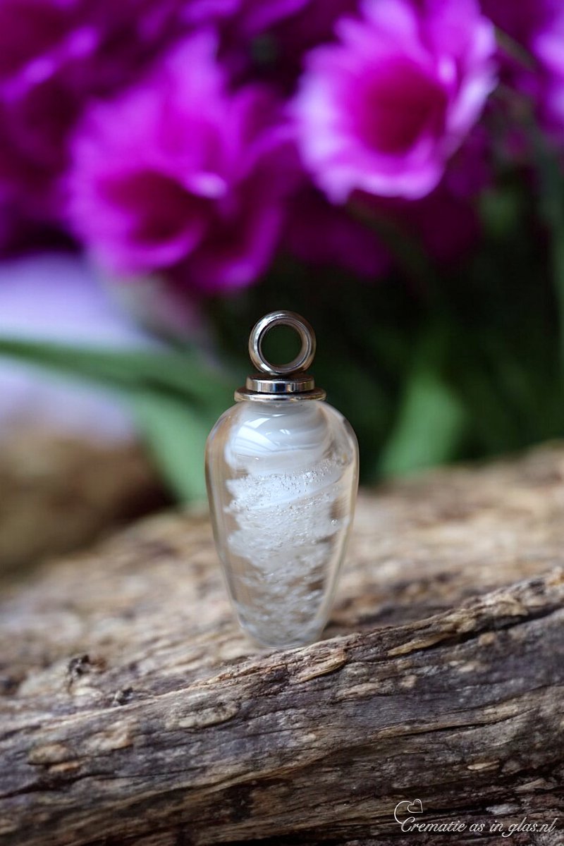Urn sieraad – as-sieraad van glas met swirl – druppelvorm met witte glaskleur – dames gedenksieraad