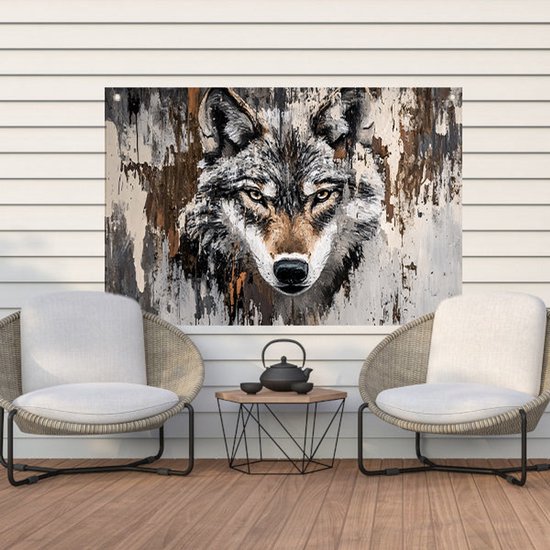 Abstract wolf schilderij op een houten muur, tussen twee stoelen.
