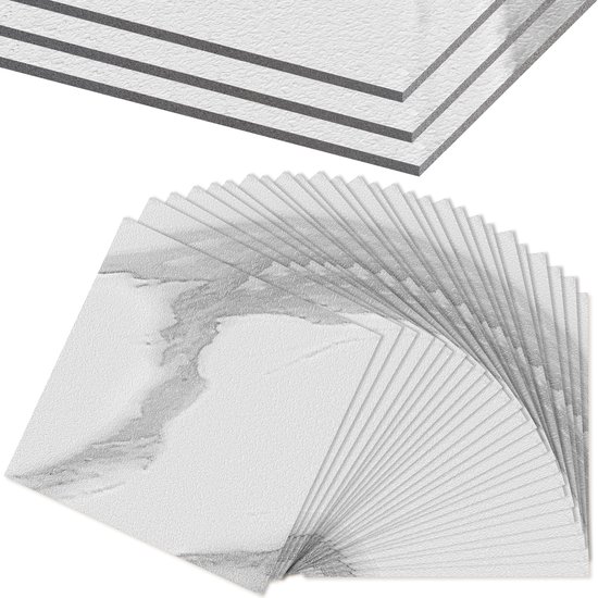 Stapel PVC vloerstaaltjes met witte marmerlook.
