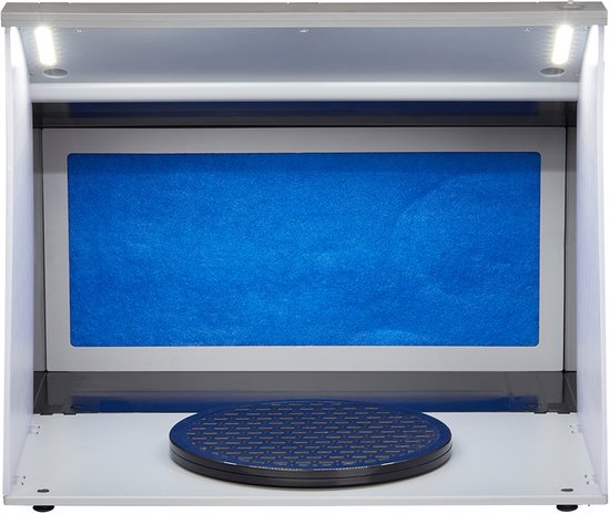 Frontaal aanzicht van een opvouwbare airbrush spuitcabine met twee LED lampen, blauw filter en een draaiplateau.