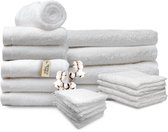 Een grote stapel witte Miss Towels handdoeken, handdoeken, gastendoekjes, washandjes en een katoenplant.