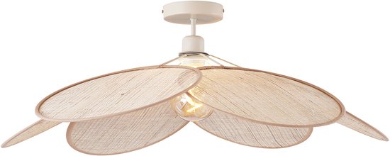 Plafondlamp met een bloemvormige kap van riet en stof in crème kleur, met een zichtbare gloeilamp.