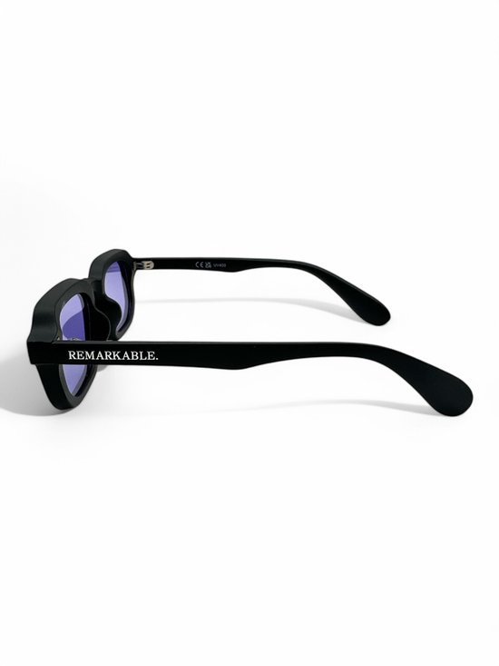 The Brand Remarkable - Zonnebril Unisex - Zonnebril Dames - Zonnebril Heren - Vierkante Zonnebril - Paars / Zwart - UV400 - Luxe, Duurzame & Trendy Zonnebril - Designer Zonnebril - Mode Zonnebril 2025 - Inclusief Beschermhoes - Polariserend Look van The Brand Remarkable — afbeelding 3