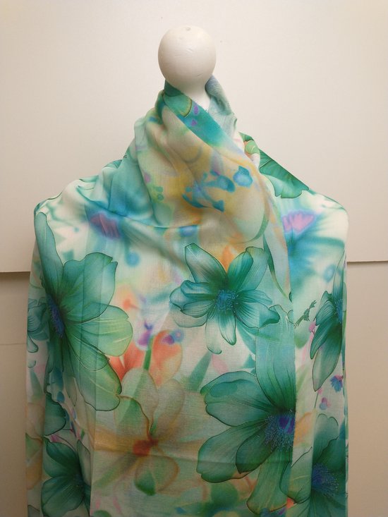 Lichtgroene sjaal met aquablauwe en roze bloemenprint, zacht lichtblauw en geel.