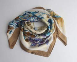 Eline scarf- Accessories Junkie Amsterdam- Dames- Bandana's- Halsdoek- Sjaaltje- Imitatie Zijde- Bloem fruit print- Mocca bruin geel blauw beige lila