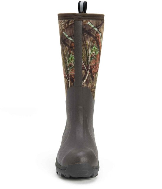 Vooraanzicht van een bruine Muck Boot met camouflageprint op de schacht.