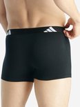 Achterkant van zwarte boxer met brede zwarte tailleband met witte Adidas-strepen.