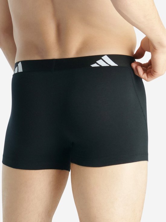 Achterkant van zwarte boxer met brede zwarte tailleband met witte Adidas-strepen.