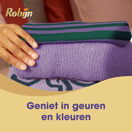 Gestapelde paarse en groen gestreepte kleding, "Geniet in geuren en kleuren".