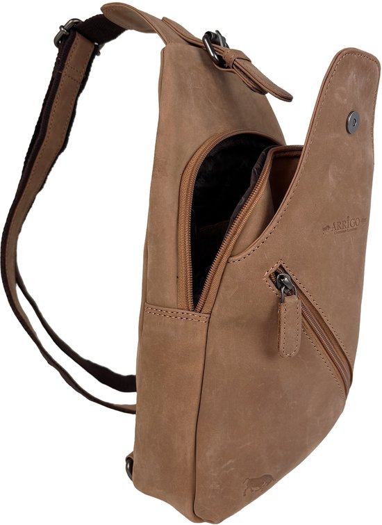 Lichtbruine leren crossbody tas met open ritsvak en logo.