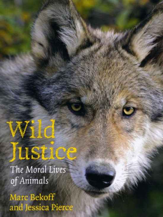 Boek kaft met een close-up van de kop van een wolf, met de titel "Wild Justice" in gele letters.