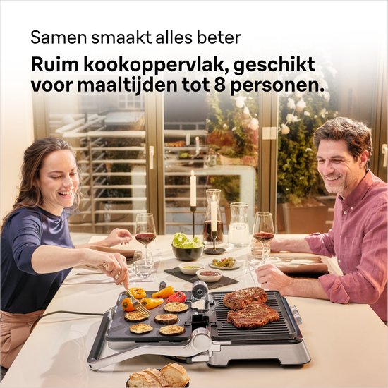 Een paar dat samen eet aan tafel met een contactgrill met steaks, groenten en gegrilde broodjes.