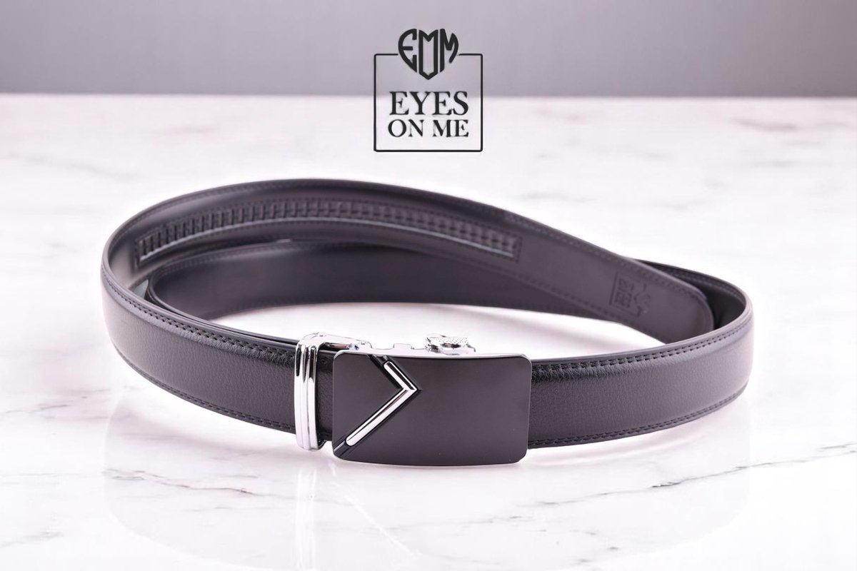Zwarte 150 cm lange lederen riem zonder gaatjes met automatische gesp voor heren met een maatje meer ( model N177 )