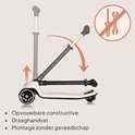Illustratie die de vouwfunctie van de roze kinderstep toont. Montage zonder gereedschap. Met tekst: "Opvouwbare constructie", "Draaghansvat", "Montage zonder gereedschap".
