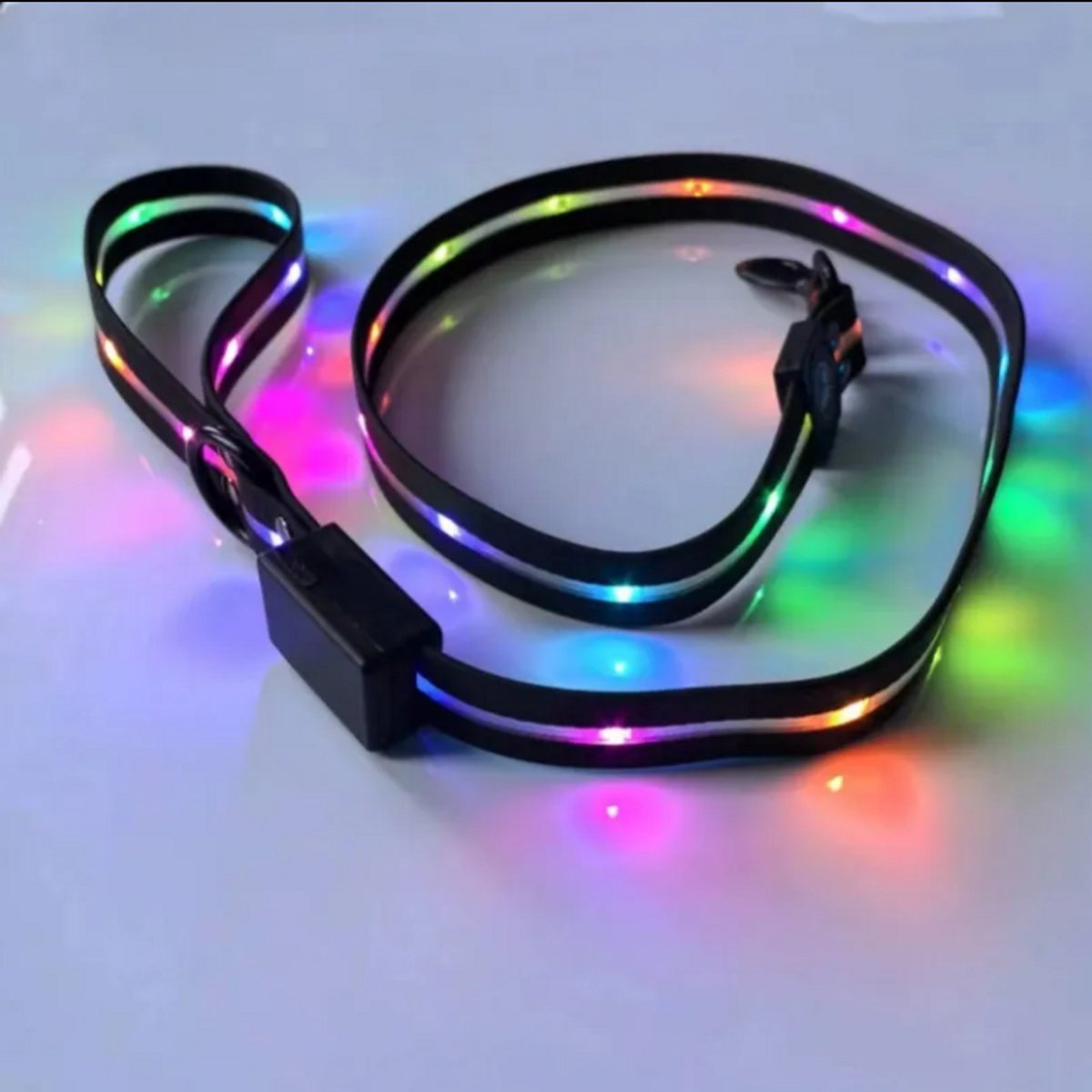 LED Waterdichte hondenriem USB Oplaadbaar, brengt licht in het donker voor veilige nachtelijke wandelingen voor Kleine, middelgrote tot grote honden
