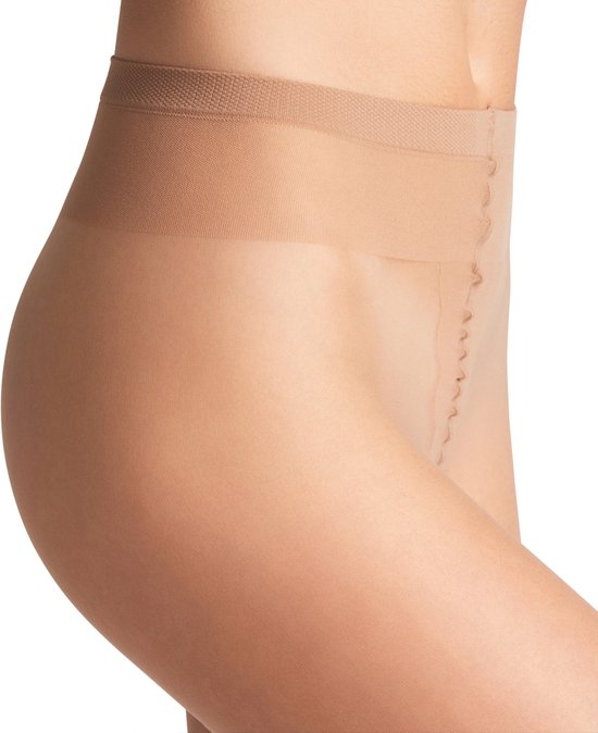 Detail van de tailleband van een naadloze, huidskleurige panty.