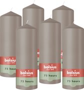 Set van 5 taupe stompkaarsen van Bolsius met groene en rode banden, met 75 branduren.