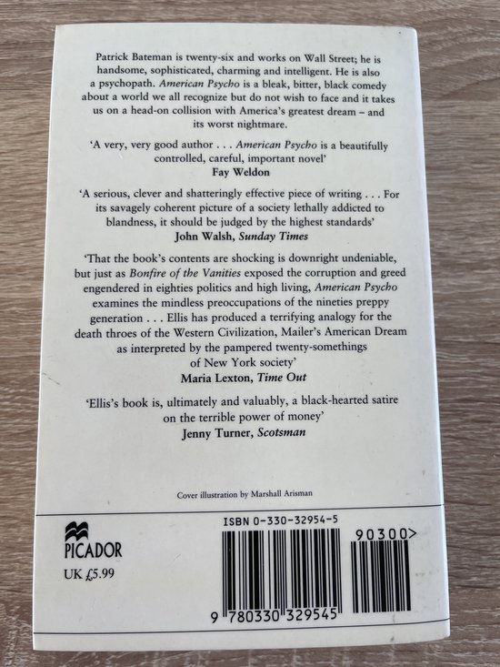 Boekomslag van American Psycho met een gedetailleerde beschrijving van de inhoud en citaten. ISBN 0-330-32954-5.