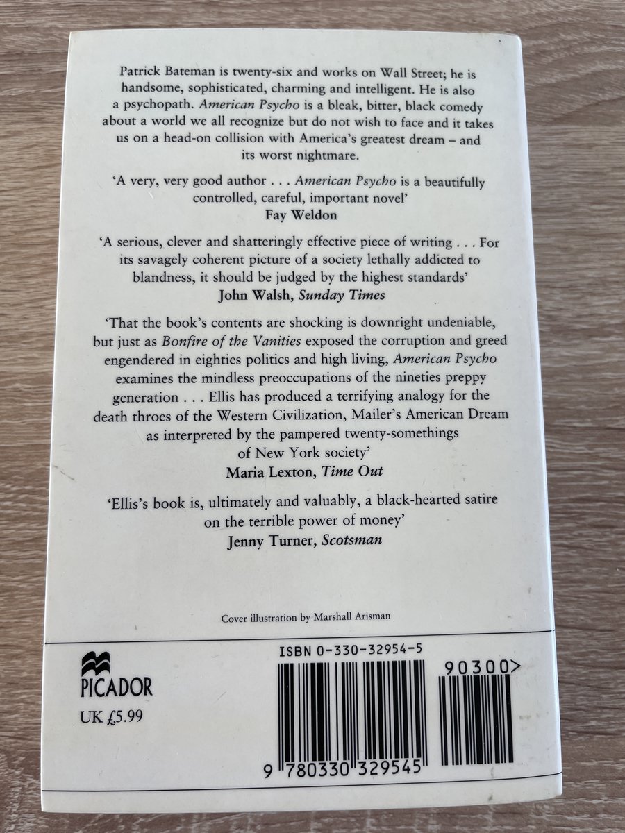 Boekomslag van American Psycho met een gedetailleerde beschrijving van de inhoud en citaten. ISBN 0-330-32954-5.